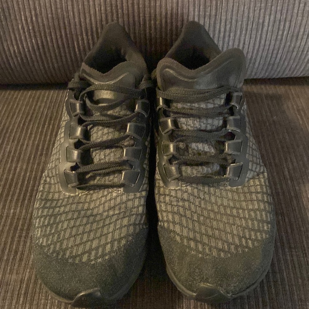 Nike CT6720-991 womens zoom Pegasus black on black size 11.5 good condition